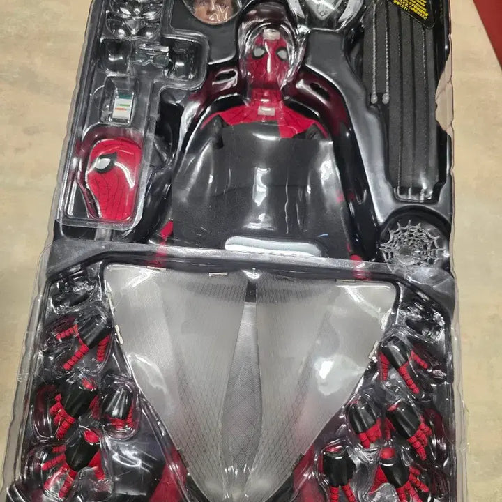 [BUNJANG] Hot Toys Spider-Man Upgraded Suit Action Figure / 핫토이 스파이더맨 업그레이드슈트