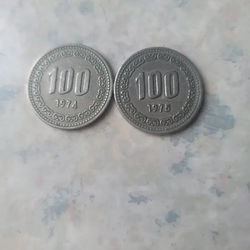 [BUNJANG] 1974 &amp; 1975 100 Won Coins (2-Coin Bundle) / 100원 동전 1974년 1975년