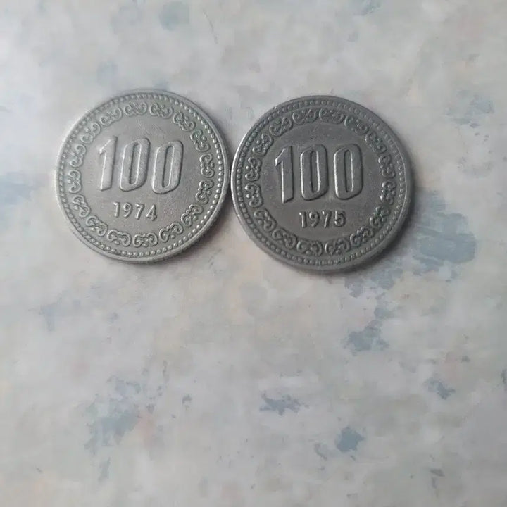 [BUNJANG] 1974 &amp; 1975 100 Won Coins (2-Coin Bundle) / 100원 동전 1974년 1975년