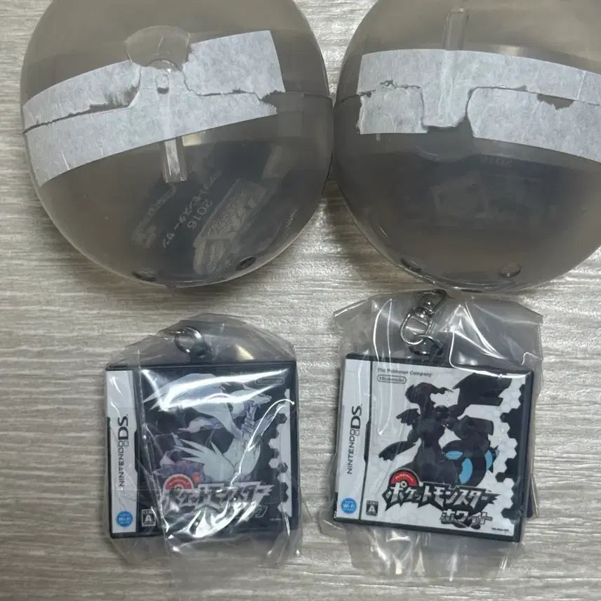 [BUNJANG] Pokémon Black &amp; White Cartridge Chip Keychain (2 Types) / 포켓몬스터 블랙 화이트 카트리지 가챠 칩 키링 (2종)