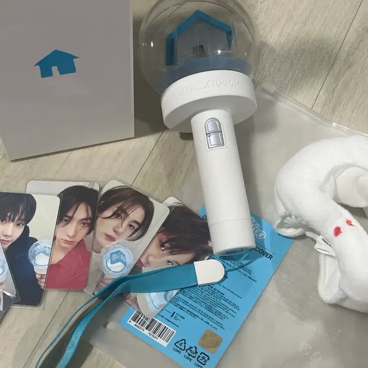 [BUNJANG] BOYNEXTDOOR Official Lightstick &amp; Yoonhak Skateboard Keyring Bundle / * 급처 *보넥도 응원봉 &amp; 운아기 응원봉 커버 일괄판매합니다!! (운학이 스케이트보드 키링까지 넣어드려요)