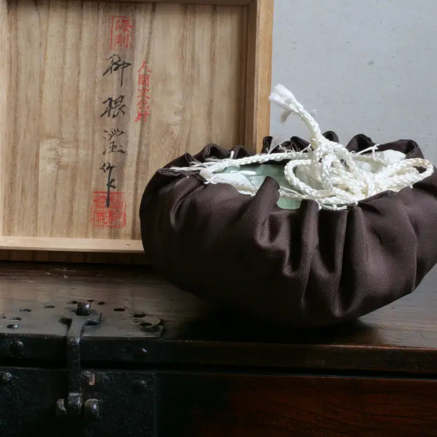 [BUNJANG] Haegang Yu Geun-hyung Celadon Inhwa Dawon with Shi-fuku Paulownia Box / 해강 유근형 청자인화문 다완 시후쿠 오동상자 포함