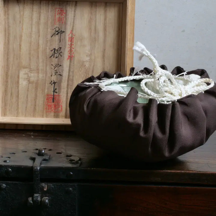 [BUNJANG] Haegang Yu Geun-hyung Celadon Inhwa Dawon with Shi-fuku Paulownia Box / 해강 유근형 청자인화문 다완 시후쿠 오동상자 포함