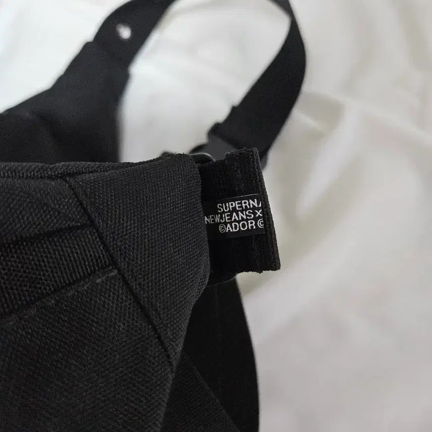 [BUNJANG] NewJeans Murakami Light Stick Bag Hip Pack Black / 뉴진스 무라카미 라이트 스틱백 힙색 블랙