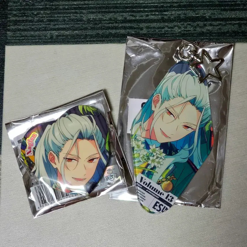 [BUNJANG] Ensemble Stars Nagisa Seishiro Trip Series Acrylic Charm &amp; Can Badge Set / 앙스타 나기사 트립 키링 캔뱃지 세트