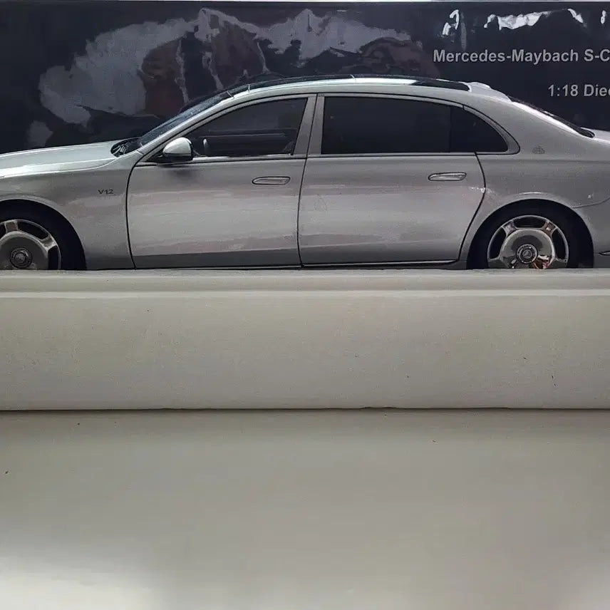 [BUNJANG] Almost Real 1:18 Mercedes-Benz Maybach S680 Silver Limited Edition (300 Units) / 1:18 올모스트리얼 벤츠 마이바흐 S클래스 S680 실버 300대 한정판 다이캐스트