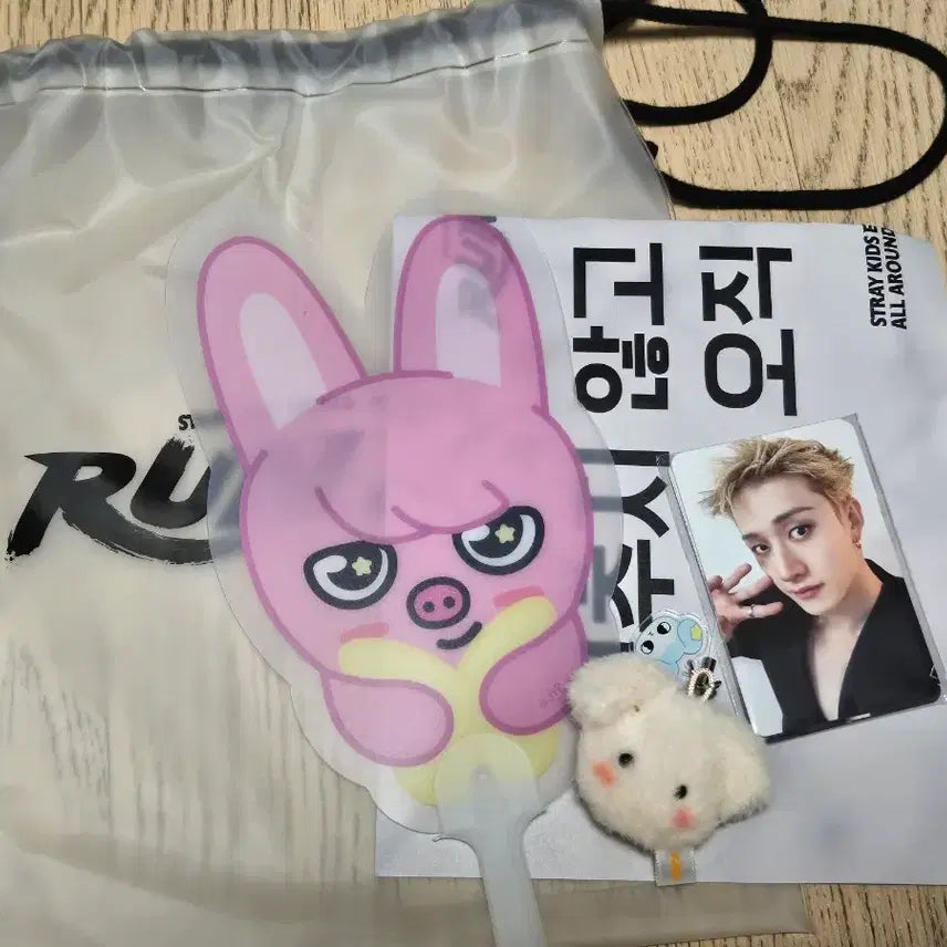 [BUNJANG] Stray Kids Seungmin Lucky Draw Photocard, Fan, Charm, Slogan Bundle Set / 스트레이키즈 스키즈 7/29 런잇 중콘 입장 기프트 포카 돼끼 부채 폭시니 키링 스키주 슬로건 판매