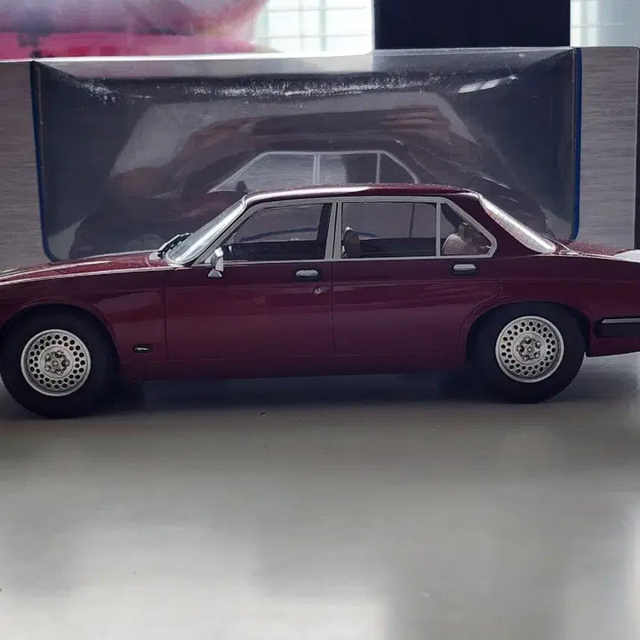 [BUNJANG] MCG 1:18 Jaguar XJ6 Series 3 Red Diecast / 1:18 MCG 재규어 XJ6 Series3 레드 다이캐스트
