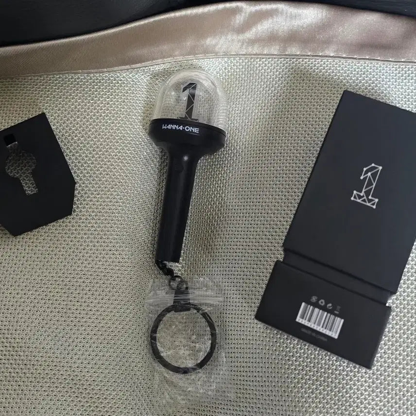 [BUNJANG] Wanna One Official Light Stick Keyring Full Set / [미사용] 워너원 너블봉 키링 풀박스