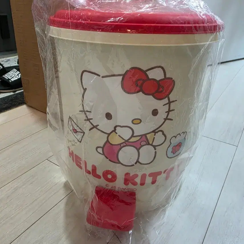 [BUNJANG] Sanrio Hello Kitty Pedal Trash Can New / 산리오 키티 페달 휴지통 쓰레기통 새상품