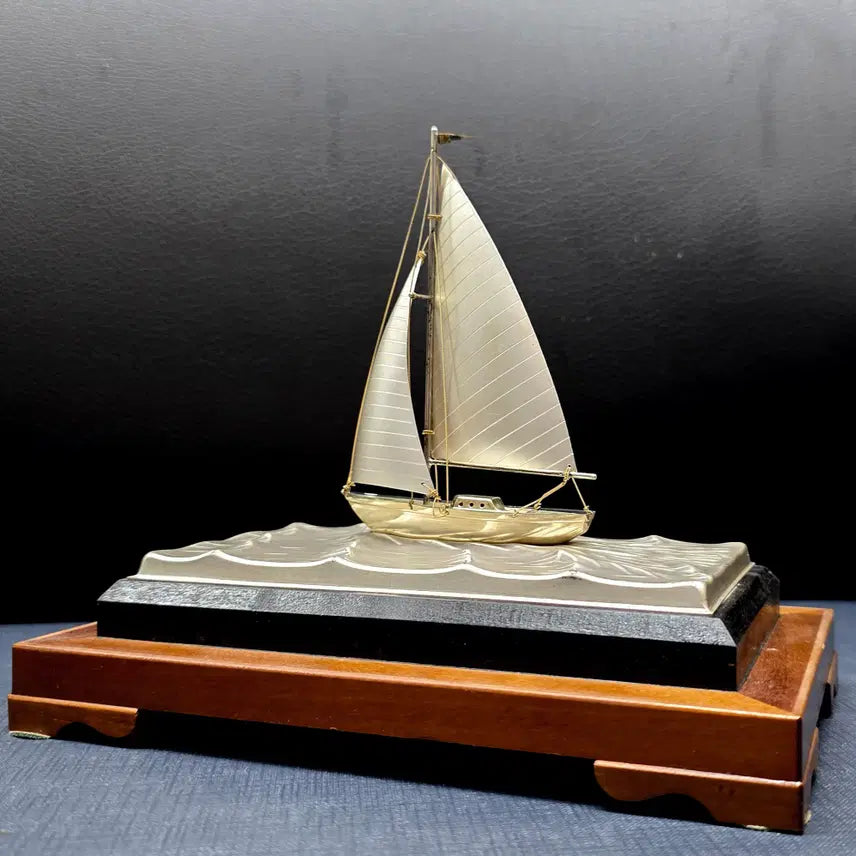 [BUNJANG] Vintage Sterling Silver Yacht Model with Wooden Display Case (1980) / [순은 빈티지 공예품] 빈티지 순은 요트 범선 공예품 (원목 유리 케이스 포함)