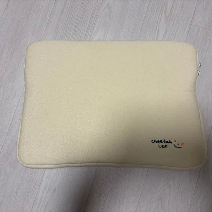 [BUNJANG] Mark Cheetarah Laptop Pouch Ivory 15-inch / 마크 치타리 노트북 파우치 아이보리 15인치
