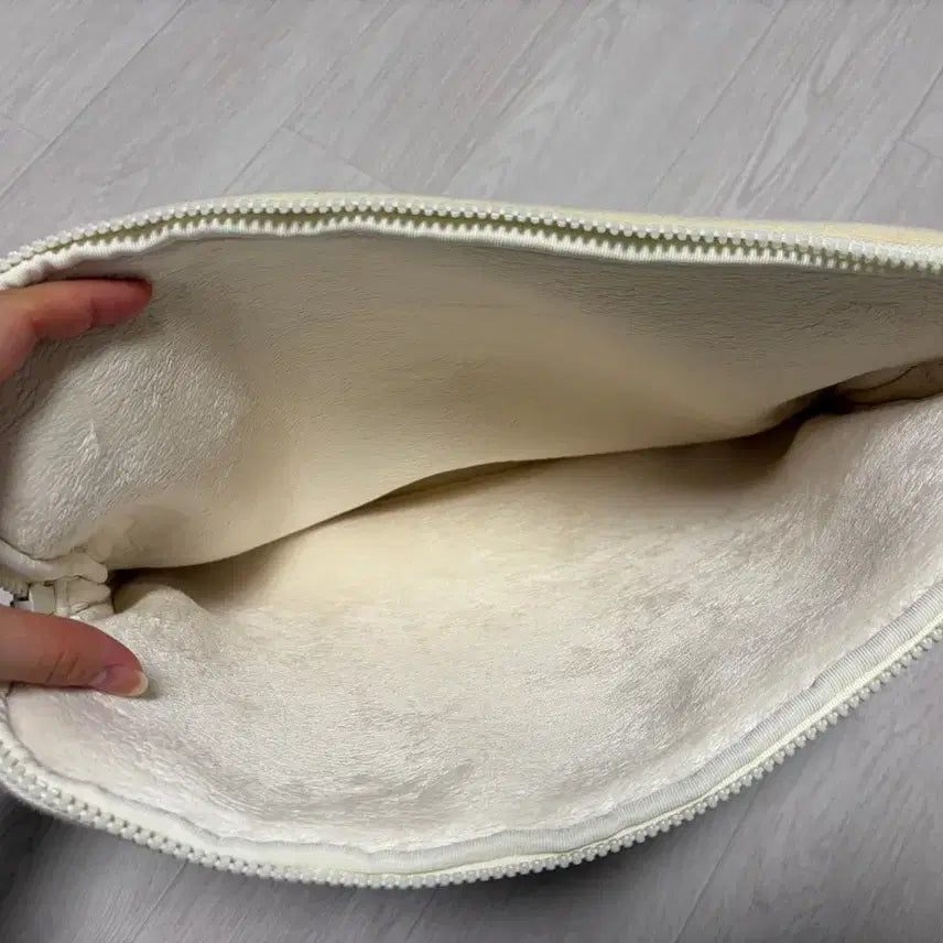 [BUNJANG] Mark Cheetarah Laptop Pouch Ivory 15-inch / 마크 치타리 노트북 파우치 아이보리 15인치