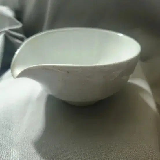 [BUNJANG] Japanese Artist Celadon Porcelain Katakuchi with Signature / 일본 작가물 백유 관입 카타쿠치 주구완 / 밑면 명문