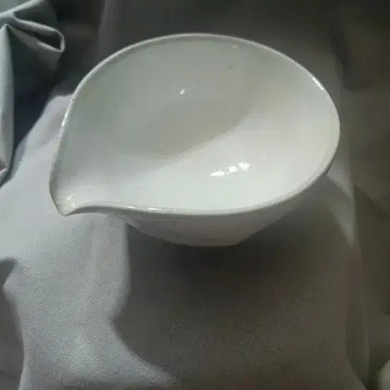 [BUNJANG] Japanese Artist Celadon Porcelain Katakuchi with Signature / 일본 작가물 백유 관입 카타쿠치 주구완 / 밑면 명문
