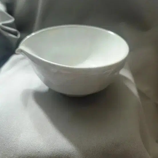[BUNJANG] Japanese Artist Celadon Porcelain Katakuchi with Signature / 일본 작가물 백유 관입 카타쿠치 주구완 / 밑면 명문