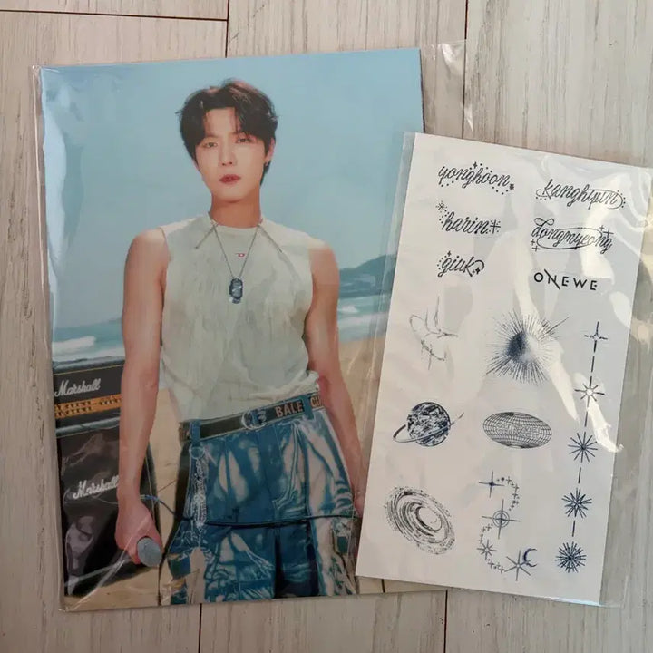 [BUNJANG] ONEWE Yonghoon Photo &amp; Tattoo Sticker / 원위 용훈 포토 &amp; 타투 스티커 (포카 포함)