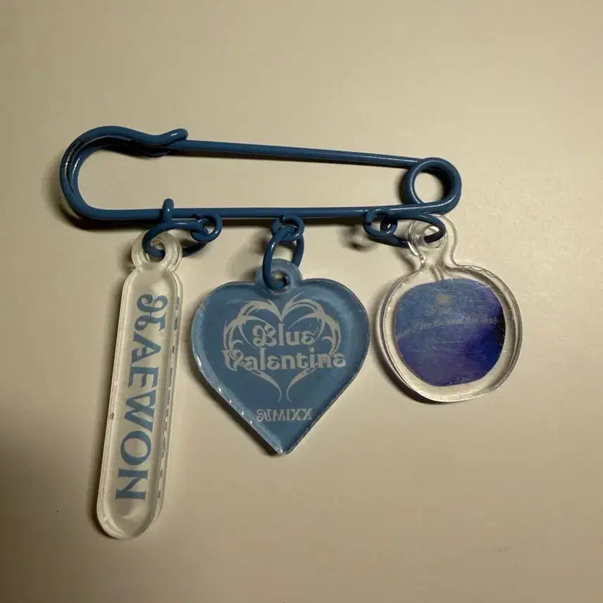 [BUNJANG] NMIXX Haewon Blue Valentine Pin Brooch / 엔믹스 해원 블루 발렌타인 핀 브로치