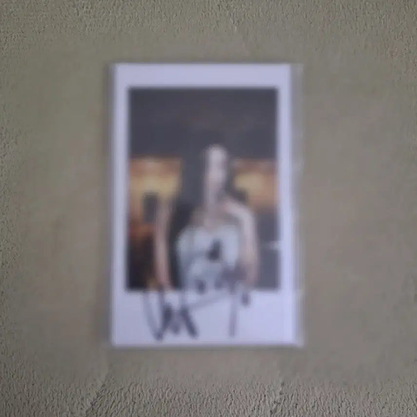 [BUNJANG] Oh My Girl YooA Handwritten Signed Polaroid Rooftop / 오마이걸 유아 친필 싸인 폴라 폴라로이드 판매합니다.