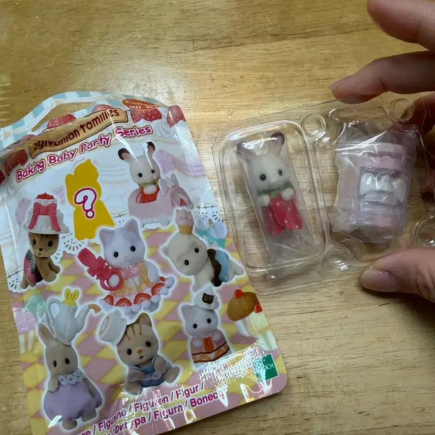 [BUNJANG] Sylvanian Families Blind Bag Cake Party Chocolate Strawberry Rabbit / 실바니안 블라인드백 케이크파티 초콜릿 딸기토끼
