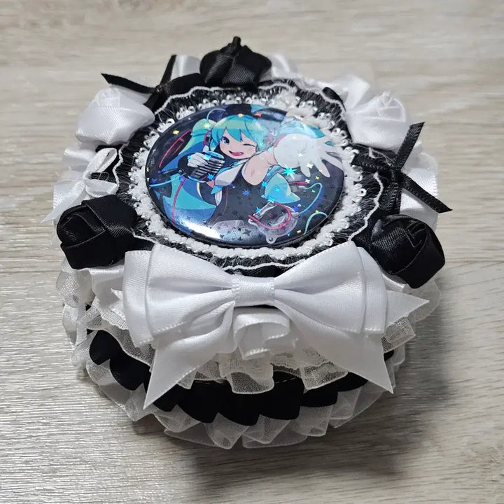 [BUNJANG] Ribbon Rosette 3D Cake Can Badge Holder - Black / 리본 로제트 입체 케이크 캔뱃지 장식 거치대 ㅡ 블랙