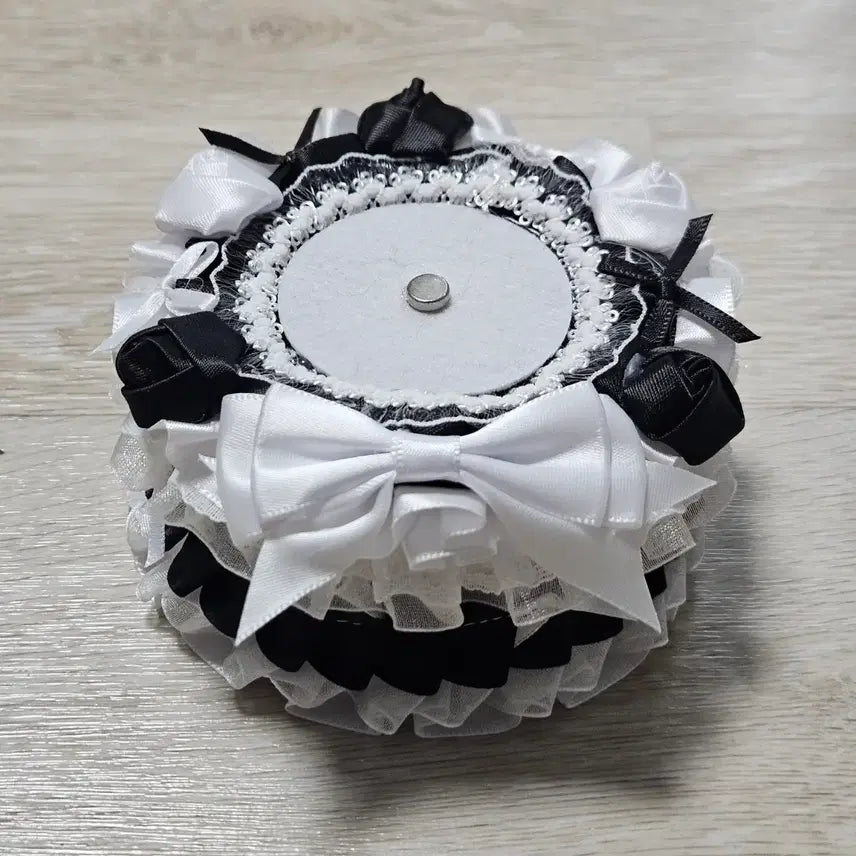 [BUNJANG] Ribbon Rosette 3D Cake Can Badge Holder - Black / 리본 로제트 입체 케이크 캔뱃지 장식 거치대 ㅡ 블랙
