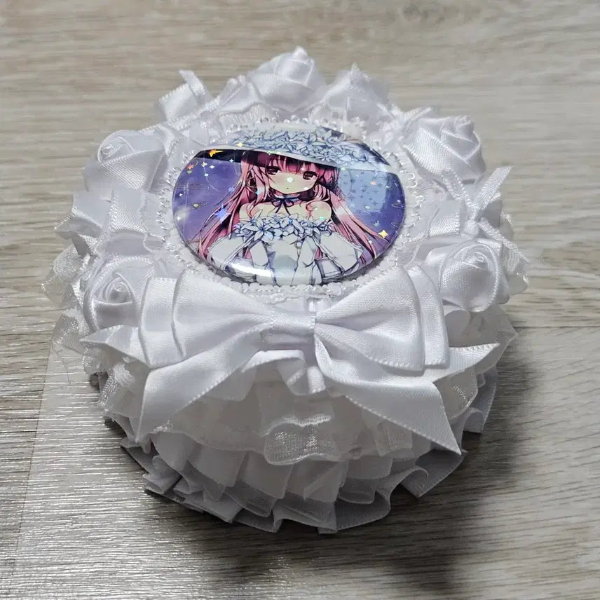 [BUNJANG] Ribbon Rosette 3D Cake Can Badge Stand - White / 리본 로제트 입체 케이크 캔뱃지 장식 커버 케이스 ㅡ 생크림