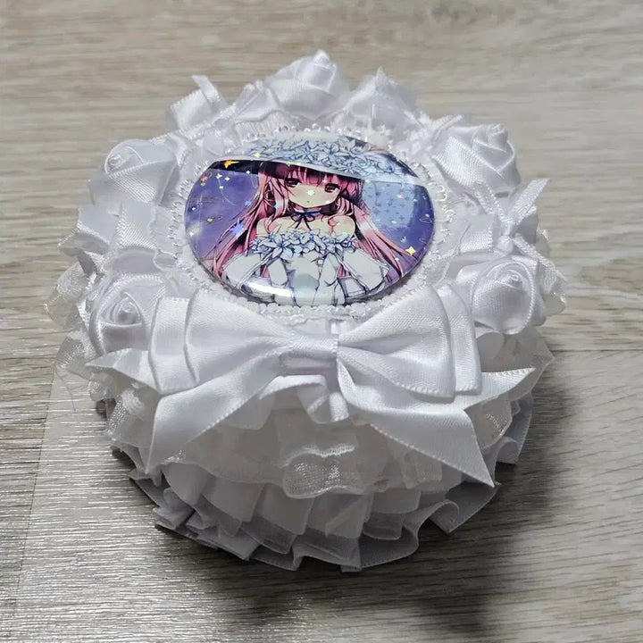 [BUNJANG] Ribbon Rosette 3D Cake Can Badge Stand - White / 리본 로제트 입체 케이크 캔뱃지 장식 커버 케이스 ㅡ 생크림
