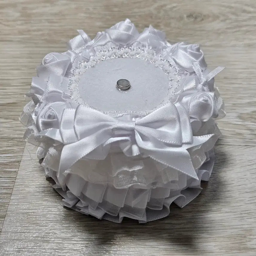 [BUNJANG] Ribbon Rosette 3D Cake Can Badge Stand - White / 리본 로제트 입체 케이크 캔뱃지 장식 거치대 ㅡ 화이트