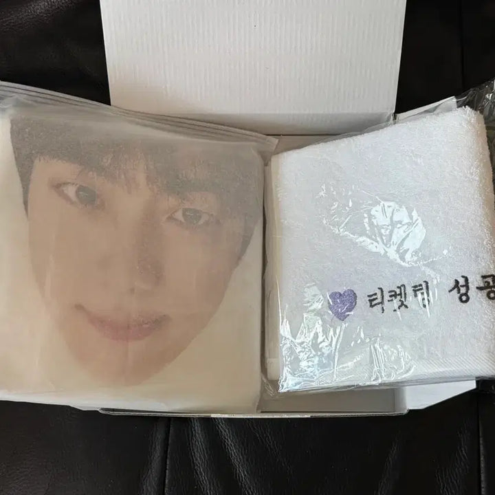 [BUNJANG] BTS Jin Run Seokjin Raincoat and Towel Set / 방탄 bts 런석진 석진 우비 수건 (포카 x)