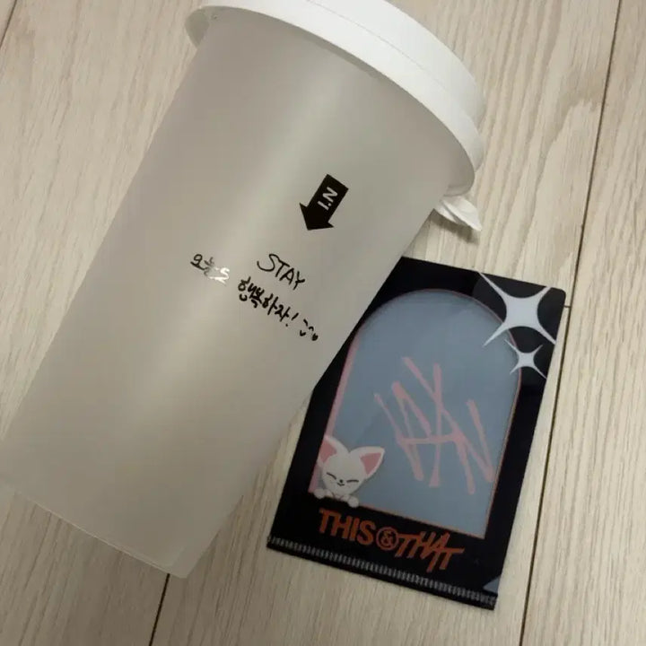 [BUNJANG] Stray Kids SKZ THIS MAN POP-UP Reusable Cup &amp; Holder I.N Foxy Set / 스트레이키즈 스키즈 디스앤댓 팝업 입장 특전 리유저블 컵 포카 홀더 아이엔 폭시니 세트