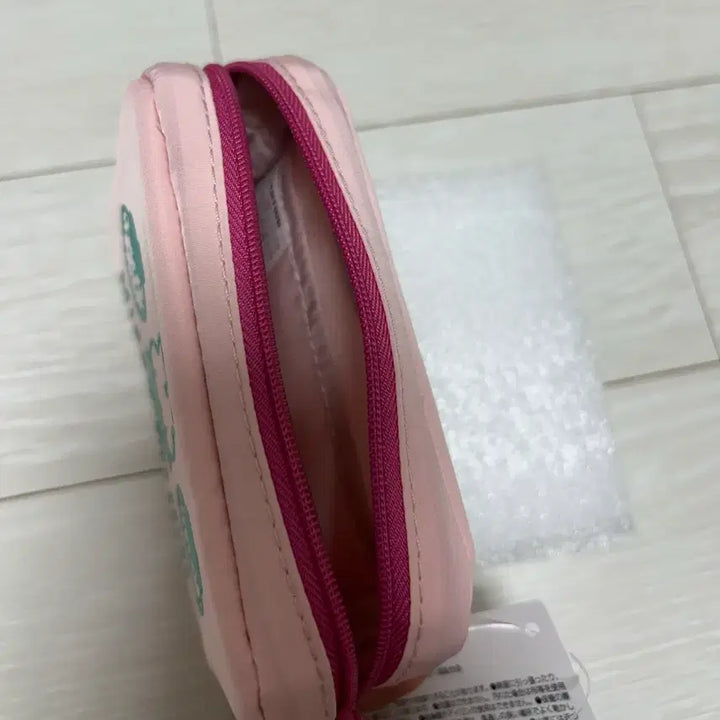 [BUNJANG] Miffy Strawberry Carabiner Pouch / 미피 딸기 카라비너 파우치
