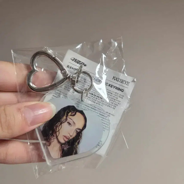 [BUNJANG] NewJeans Danielle Lucky Draw Acrylic Keyring / 캣츠아이 다니엘라 아크릴 키링