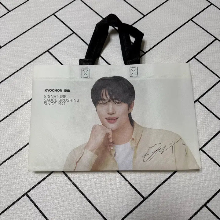 [BUNJANG] Kyochon Chicken Byun Woo-seok Tartarin Bag / 교촌치킨 변우석 가방