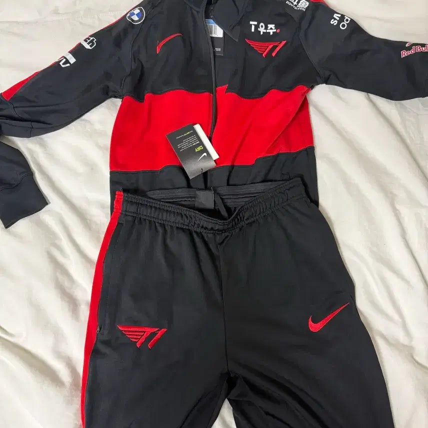 [BUNJANG] T1 2022 Uniform Set (Zip-up Top &amp; Pants) - Medium / 2022 t1 유니폼 상하의 세트 택체 새상품