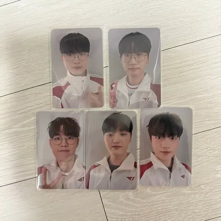 [BUNJANG] T1 Windbreaker Red Photocard Set / T1 티원 멤버십 바람막이 레드 포카 세트