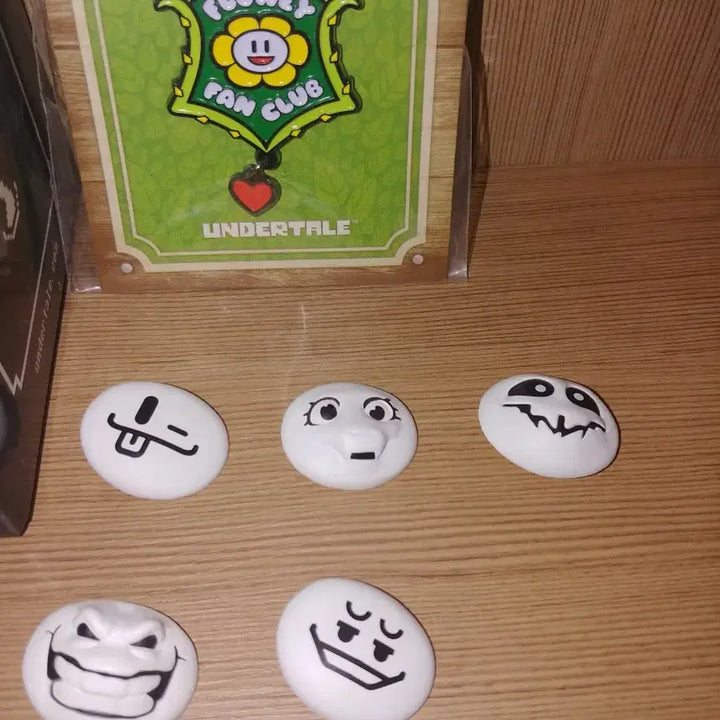 [BUNJANG] FanGamer Undertale Flowey Figure &amp; Fan Club Badge Bundle Set / [판매] 팬게이머 언더테일 플라위 피규어 + 팬클럽 뱃지 일괄