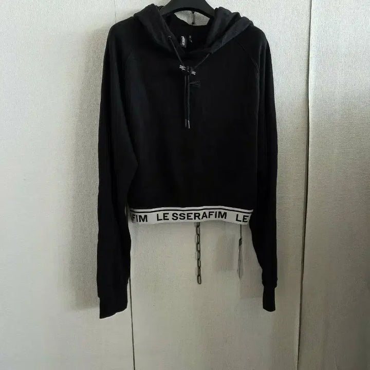 [BUNJANG] LE SSERAFIM Cropped Hoodie Black / 르세라핌 크롭 후드티 블랙 새제품10000