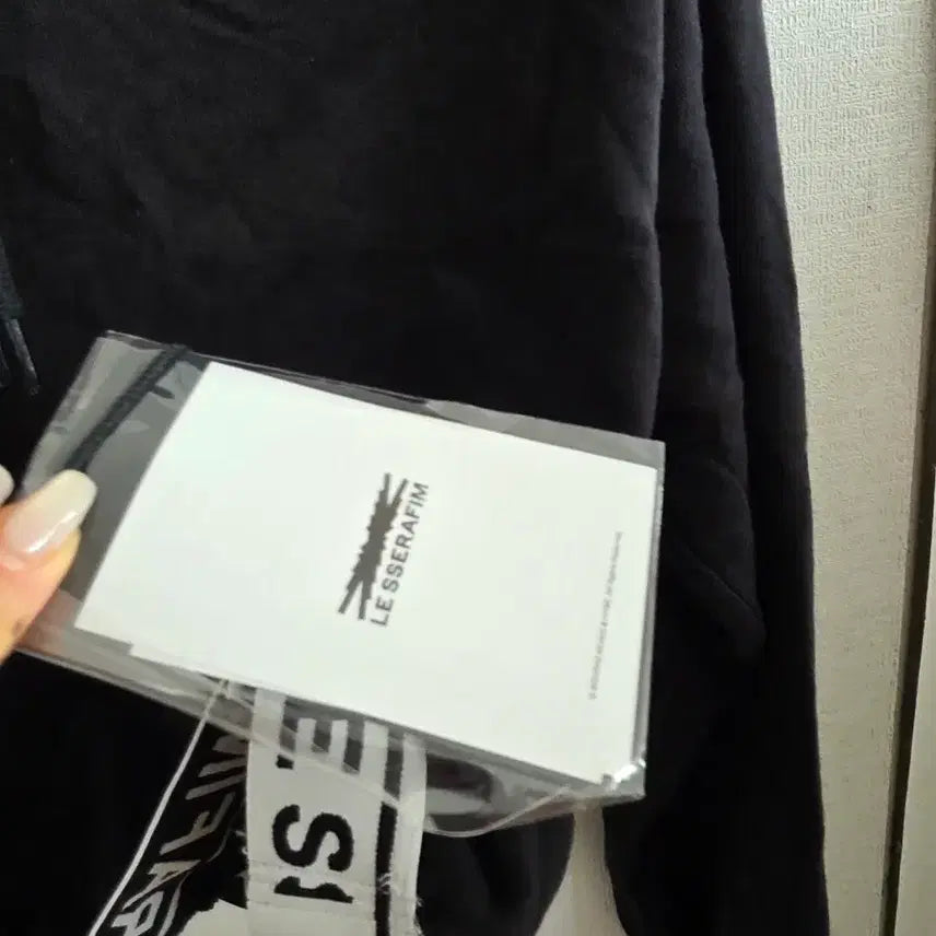 [BUNJANG] LE SSERAFIM Cropped Hoodie Black / 르세라핌 크롭 후드티 블랙 새제품10000