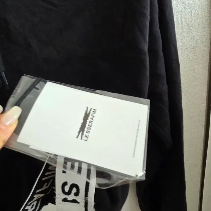 [BUNJANG] LE SSERAFIM Cropped Hoodie Black / 르세라핌 크롭 후드티 블랙 새제품10000
