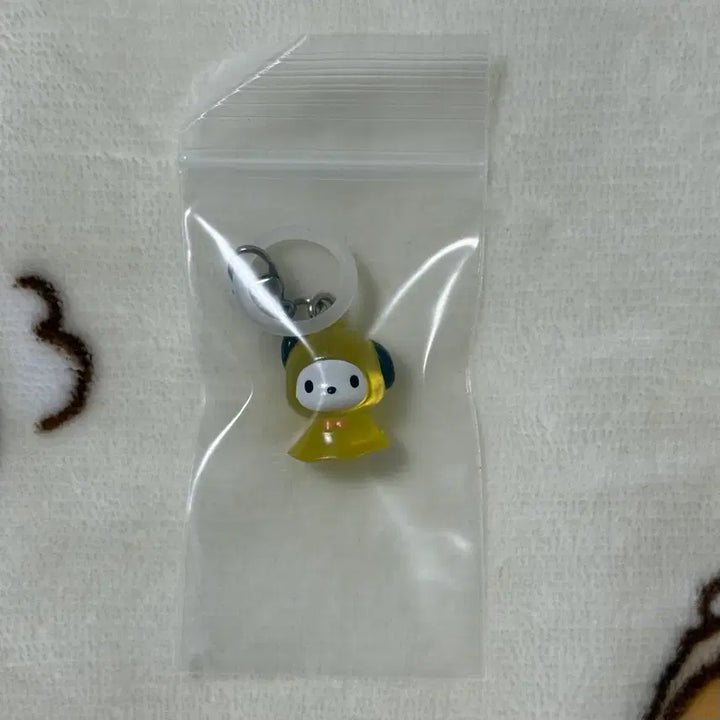[BUNJANG] Sanrio Pochacco Raincoat Keychain Gacha Figure / 산리오 포차코 우비 메지루시 가챠