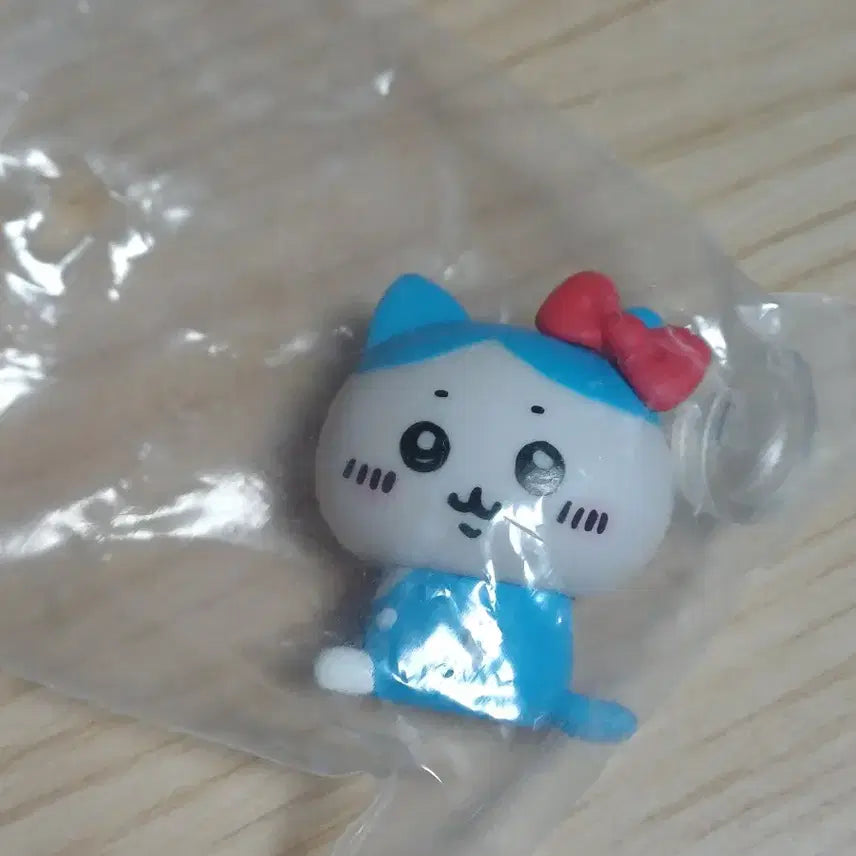 [BUNJANG] Chiikawa x Sanrio Collaboration Hachiwara Figure / 치이카와 산리오 콜라보 피규어 하치와레
