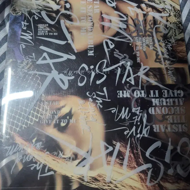 [BUNJANG] SISTAR 2nd Album GIVE IT TO ME Autographed Version / 씨스타2집 GIVE IT TO ME 앨범 사인반