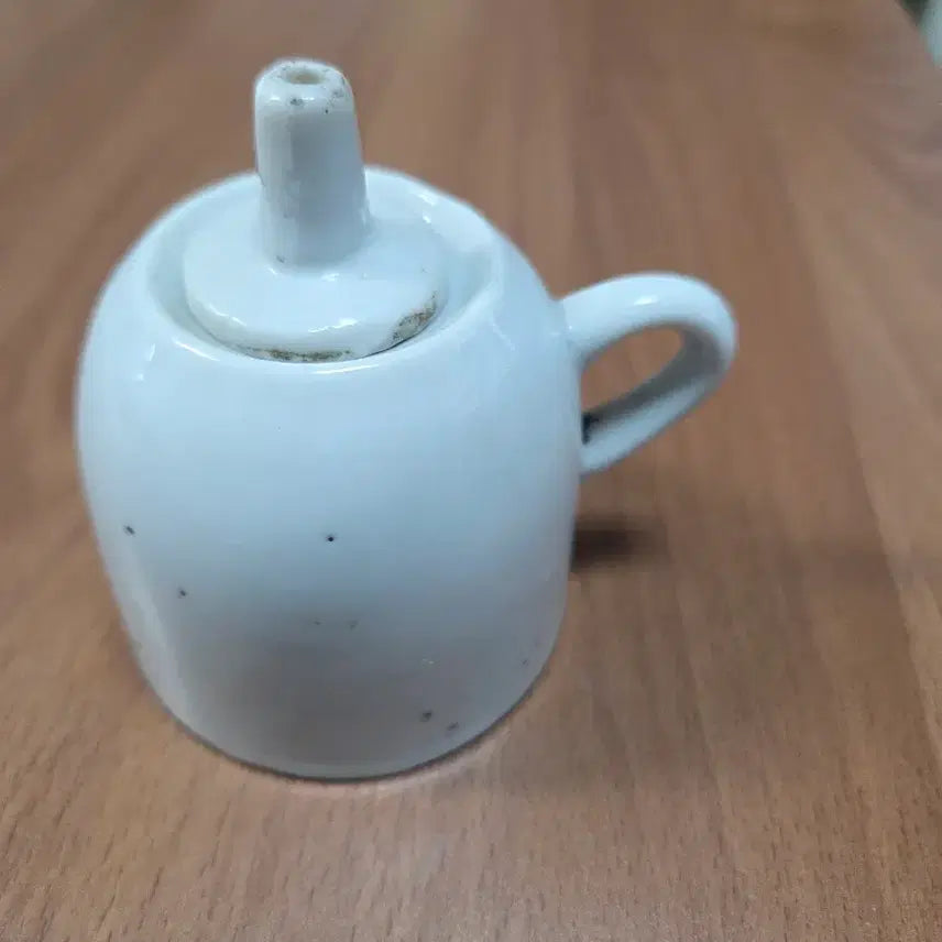 [BUNJANG] White Oil Lamp (1970s) / 흰색  등잔 가정집 전기대신 70년대사용
