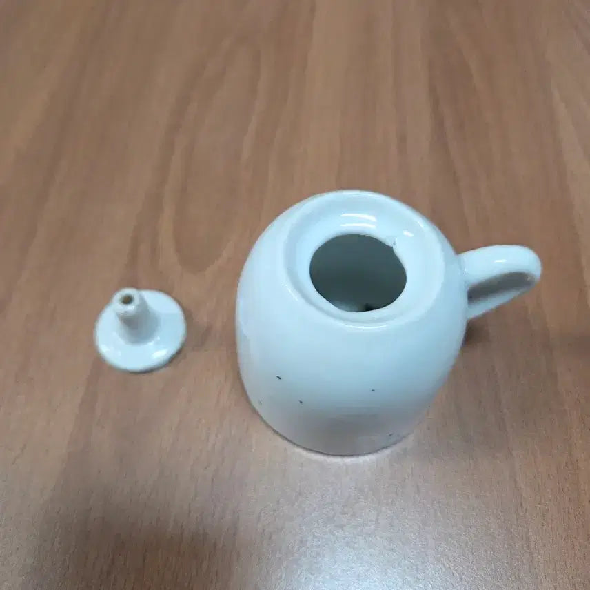 [BUNJANG] White Oil Lamp (1970s) / 흰색  등잔 가정집 전기대신 70년대사용