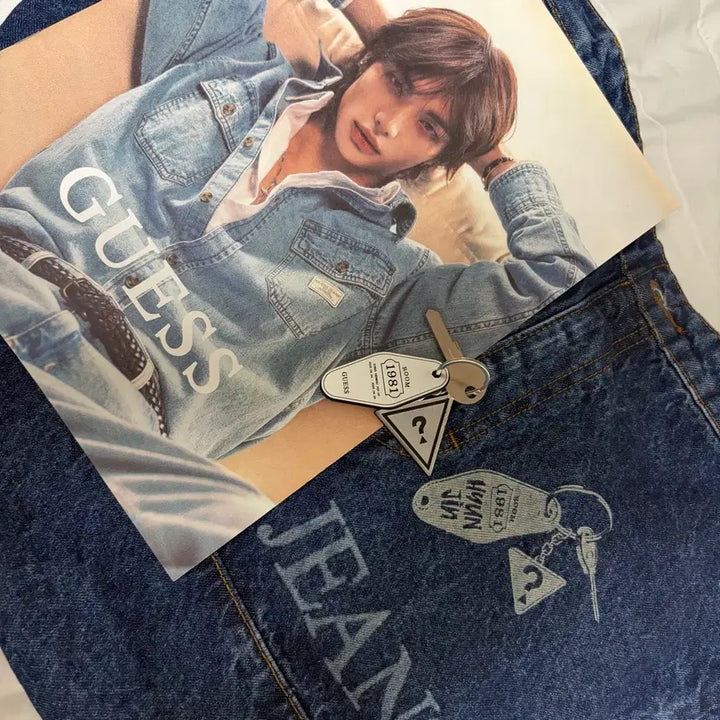 [BUNJANG] Guess x Stray Kids Hyunjin Canvas Bag / 스키즈 현진 게스 청가방