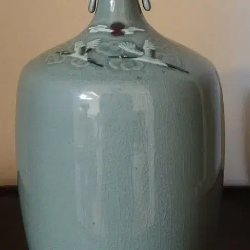 [BUNJANG] Celadon Inlaid Crane and Cloud Motif Vase with Horned Handles by Master Kim Mun-sik / [월강 김문식 ] 청자상감진사운학문호 (귀때기 양각 조각)