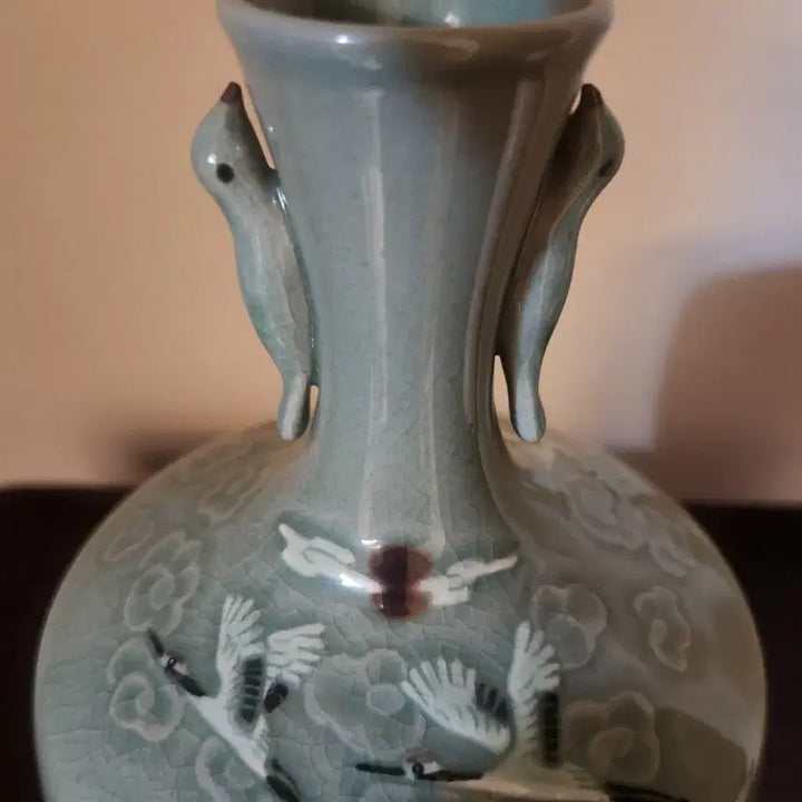 [BUNJANG] Celadon Inlaid Crane and Cloud Motif Vase with Horned Handles by Master Kim Mun-sik / [월강 김문식 ] 청자상감진사운학문호 (귀때기 양각 조각)
