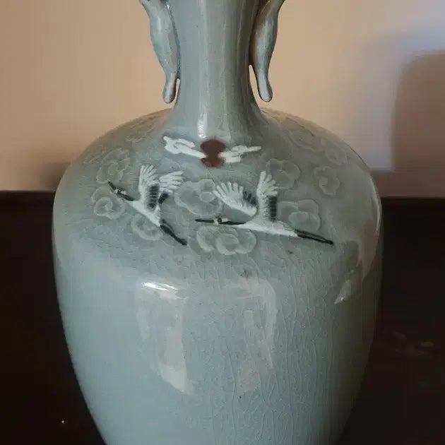 [BUNJANG] Celadon Inlaid Crane and Cloud Motif Vase with Horned Handles by Master Kim Mun-sik / [월강 김문식 ] 청자상감진사운학문호 (귀때기 양각 조각)
