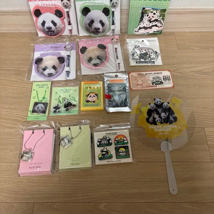 [BUNJANG] Bao Family Merchandise Bundle Set / 바오패밀리굿즈세트 바오(쌍둥이,푸바오 목걸이2종,노트4종 푸바오제외,스티커)등 일괄로 판매 해요~